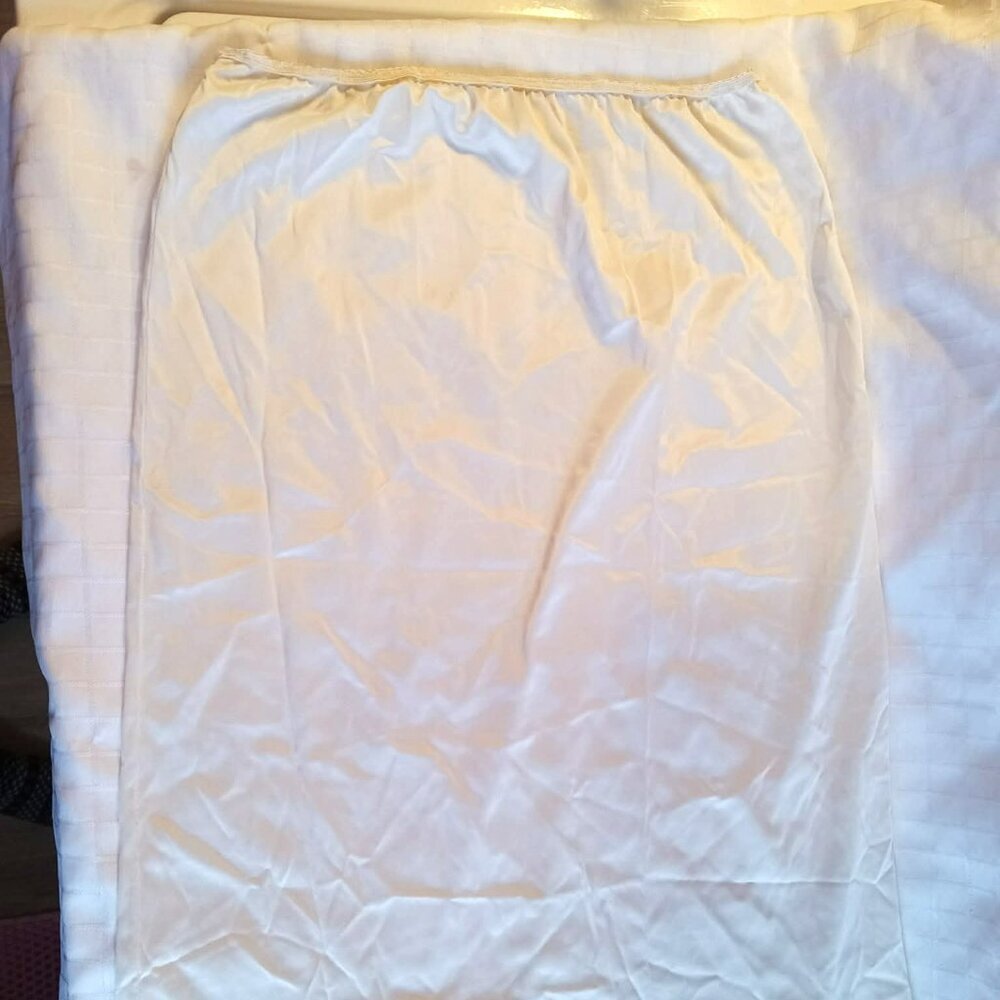 Vintage satin petticoat from the 60s Length: 24 inches Waist: 26 inches stretch